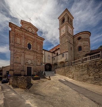 Kerk en plein in Cerretto Lange, Piemont, Italie