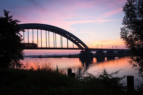 Culemborg Eisenbahnbrücke bei Sonnenuntergang