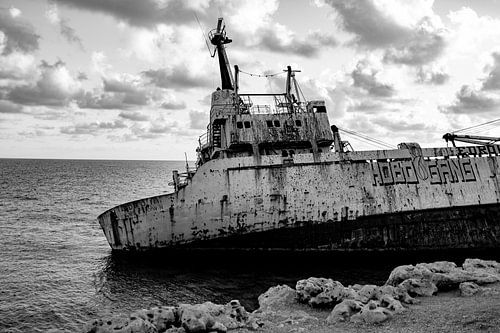 Zwart-witfoto EDRO III scheepswrak – Maritieme schoonheid in beeld