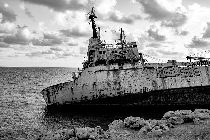 Black-and-white photo EDRO III shipwreck - Maritime beauty in pictures by Melissa Peltenburg