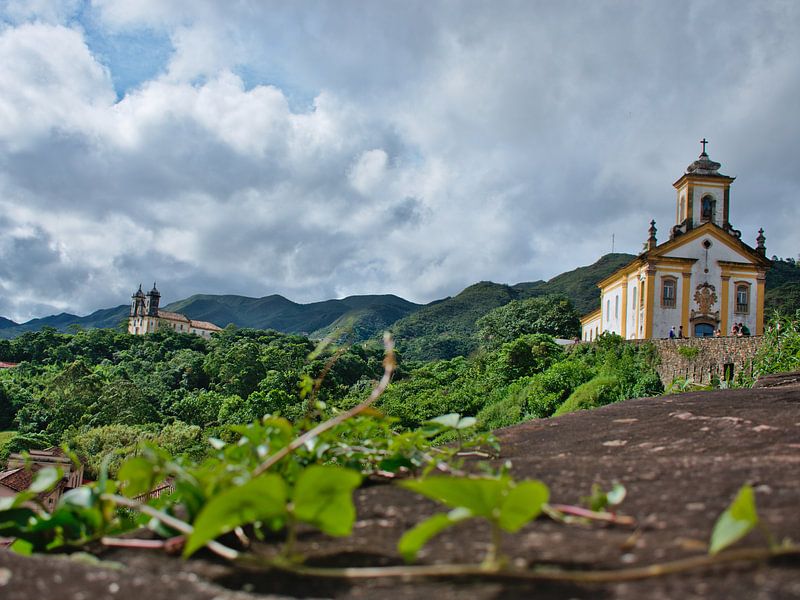 Oude kerken op heuvels in Brazilië van Hannon Queiroz