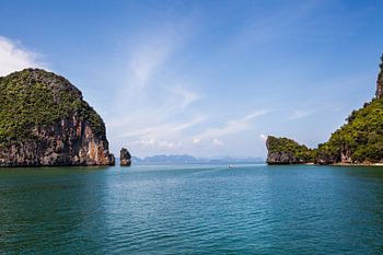 Schönes, kristallklares Wasser und hohe Klippen auf einer tropischen Insel. Thailand