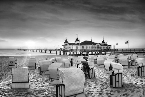 Ahlbeck pier bij zonsopgang in zwart-wit.