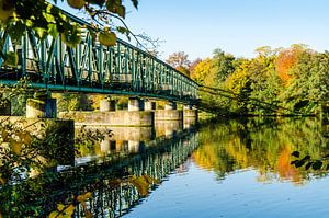Pont piétonnier sur la Ruhr au lac Baldeneysee à Essen Ruhr sur Dieter Walther