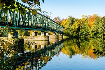 Voetgangersbrug over de Ruhr bij het Baldeney-meer in Essen Ruhrgebied van Dieter Walther
