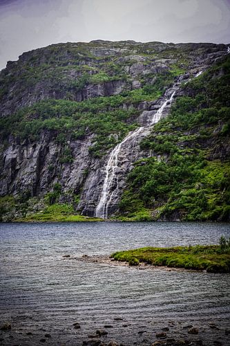 Waterval bij Hunnevatn: Dramatische Schoonheid op Regenachtige Dag