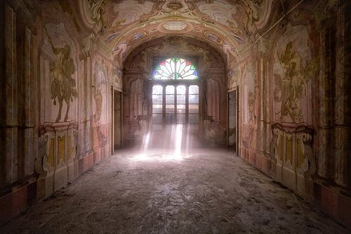 Schönes Fresko in einem verlassenen Haus. von Roman Robroek – Fotos verlassener Gebäude