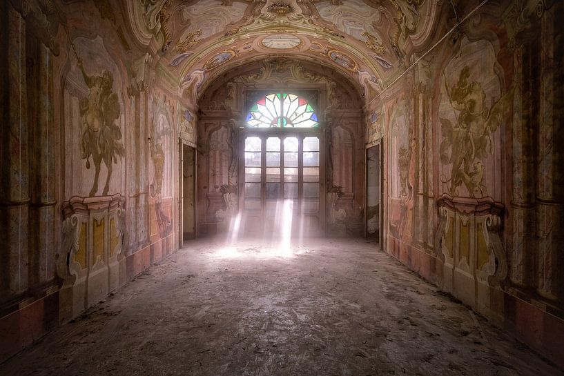 Schönes Fresko in einem verlassenen Haus. von Roman Robroek