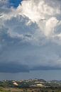 Wolken boven heuvels Piemont Italie van Joost Adriaanse thumbnail