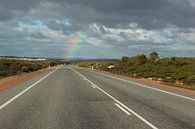 Regenboog aan het einde van de weg in Australië van Ingrid Meuleman thumbnail