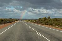 Regenboog aan het einde van de weg in Australië