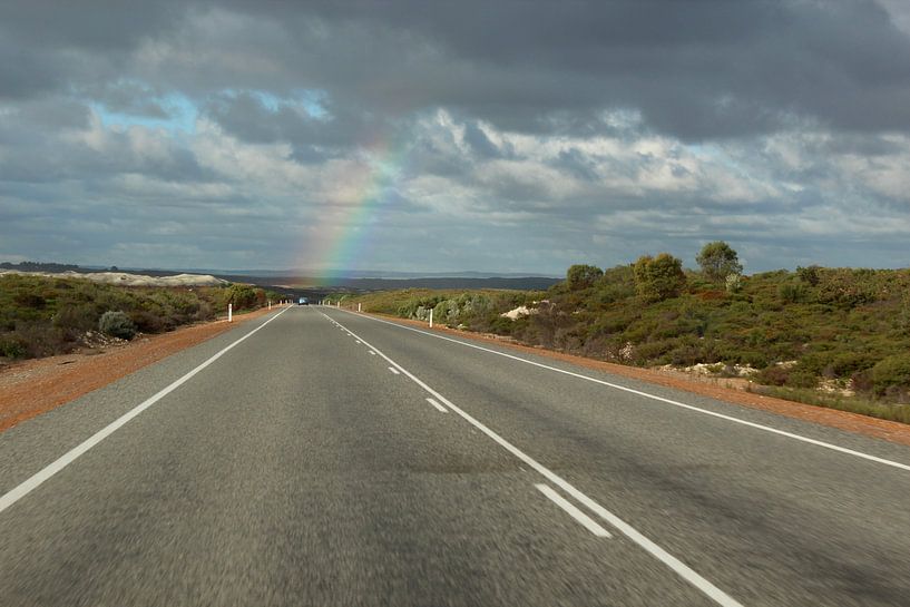 Regenboog aan het einde van de weg in Australië van Ingrid Meuleman