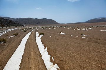 Sneeuw bedekt spoor in Farallon de Tara, Atacama-woestijn, Bolivia