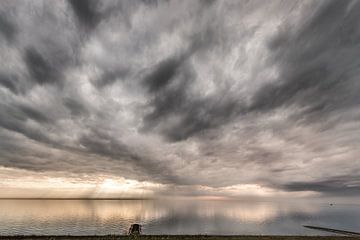 Wolkenlucht en waterspiegel nabij Reade Klif in Friesland, Gaasterland by Harrie Muis