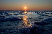 Bevroren Waddenzee bij ondergaande zon.