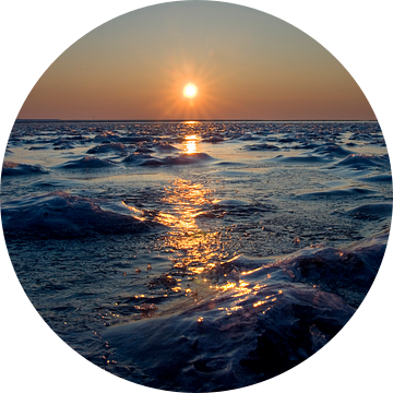 Bevroren Waddenzee bij ondergaande zon. van Bo Scheeringa Photography