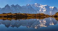 Wanderer am Gebirgssee Mont Blanc von Menno Boermans Miniaturansicht
