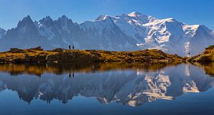 Wandelaars bij bergmeer Mont Blanc van Menno Boermans