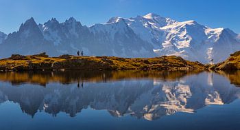 Wandelaars bij bergmeer Mont Blanc