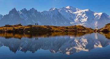 Wanderer am Gebirgssee Mont Blanc