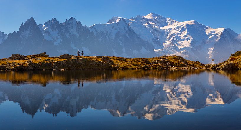 Wanderer am Gebirgssee Mont Blanc von Menno Boermans