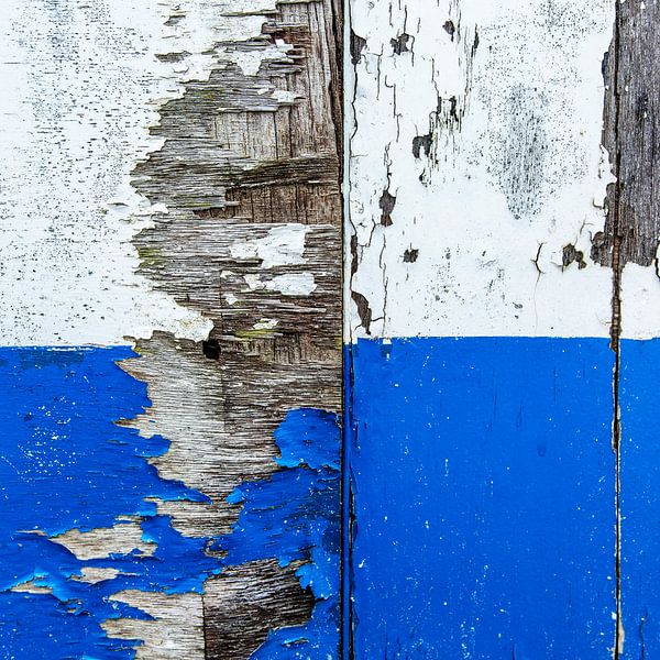 Strandhuis abstract in blauw en wit verweerd hout. van Texel eXperience