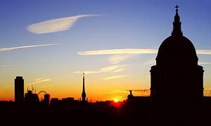 Skyline von London mit der St. Paul's Cathedral und dem London Eye von Roger VDB