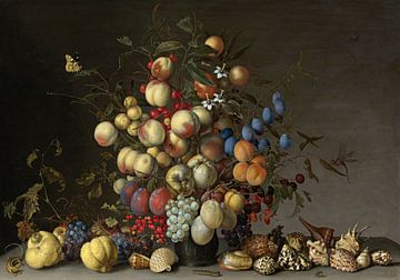 Perziken, pruimen, sinaasappels en ander fruit in een tinnen vaas, Balthasar van der Ast.