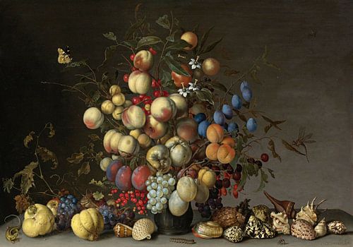 Perziken, pruimen, sinaasappels en ander fruit in een tinnen vaas, Balthasar van der Ast.