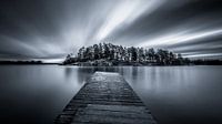 Zwart-wit foto van de pier van het meer van Zweden