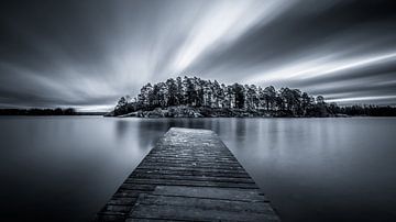 Zwart-wit foto van de pier van het meer van Zweden van Ukep sahom