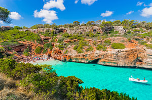 Idyllische Bucht von Cala Moro, schöner Strand auf Mallorca