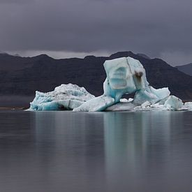 ijsberg in het gletsjermeer Jökulsarlon te Ijsland van Koen Ceusters