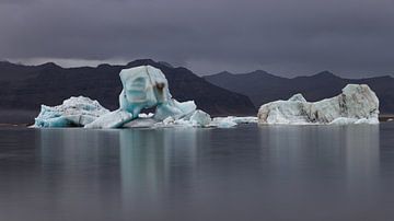 ijsberg in het gletsjermeer Jökulsarlon te Ijsland