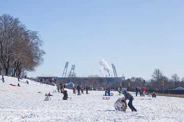 Besneeuwd Osterdeich met Weser Stadion van Torsten Krüger