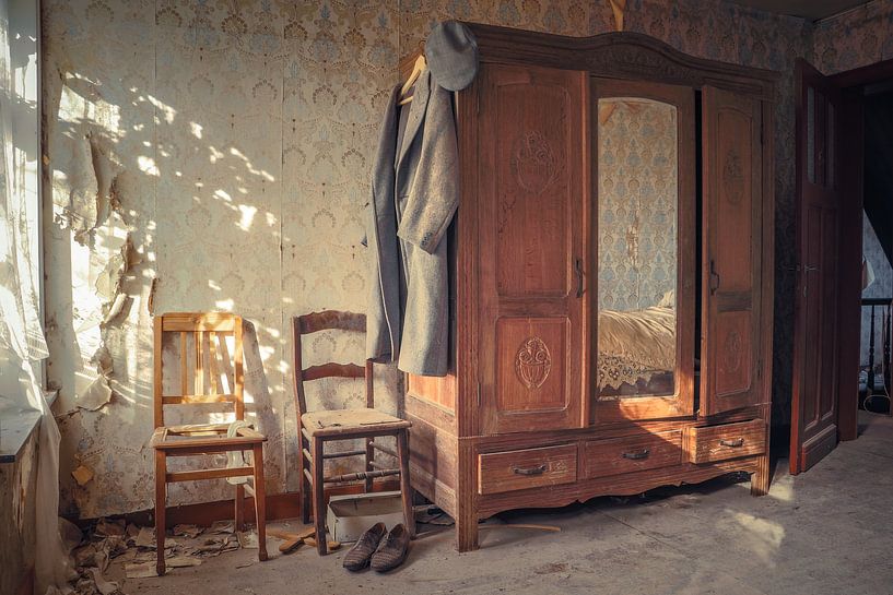 Schlafzimmer in einem verlassenen Bauernhaus von Patrick Löbler
