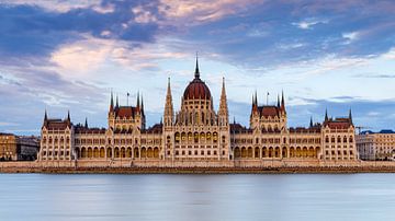 Das Parlamentsgebäude in Budapest an der Donau von Roland Brack