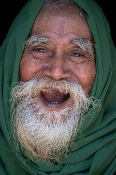 Lachende oude Javaanse man van Anges van der Logt