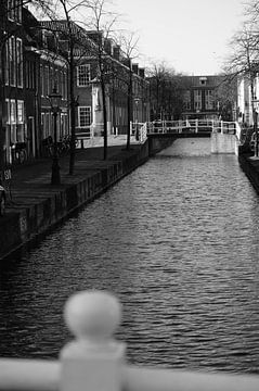 Gracht Leiden Holland (zwart wit) van Marion Hesseling