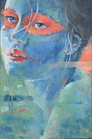 Blaue Dame mit orangefarbener Maske