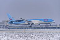 TUI Boeing 787-8 Dreamliner in de winter. van Jaap van den Berg thumbnail