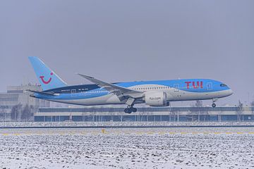 TUI Boeing 787-8 Dreamliner in de winter. van Jaap van den Berg