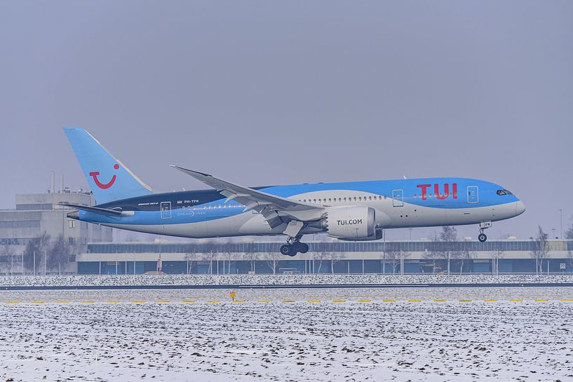TUI Boeing 787-8 Dreamliner in de winter. van Jaap van den Berg