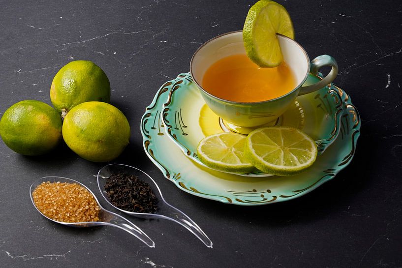 Schwarzer Tee mit Limette, arrangiert auf einem Platzset mit Früchten von Babetts Bildergalerie