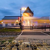 Gare de Cuijk avec un train qui passe le soir