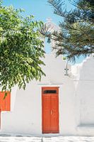 Église avec porte orange