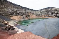 Lago Verde gifgroen kratermeer op Lanzarote van Ramona Stravers thumbnail