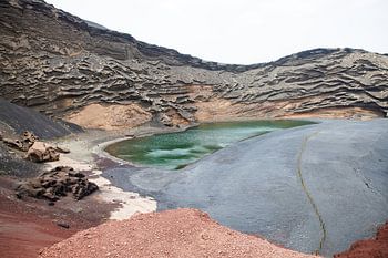 Lago Verde gifgroen kratermeer op Lanzarote