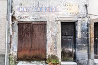 Französische Fassade mit alten Türen von Anouschka Hendriks Miniaturansicht