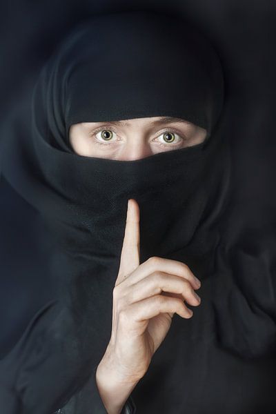 Stille Schönheit: Eine bezaubernde Fotografie einer Frau in Obsidianstoff von Elianne van Turennout